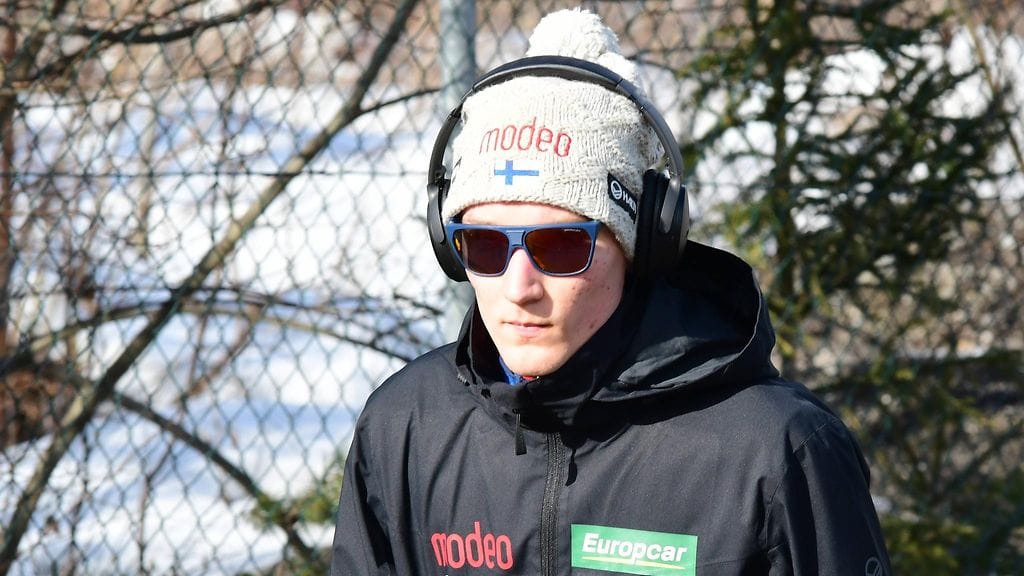 Mico Ahonen valmistautumassa Seefeldin suurmäen kilpailun harjoituksiin.