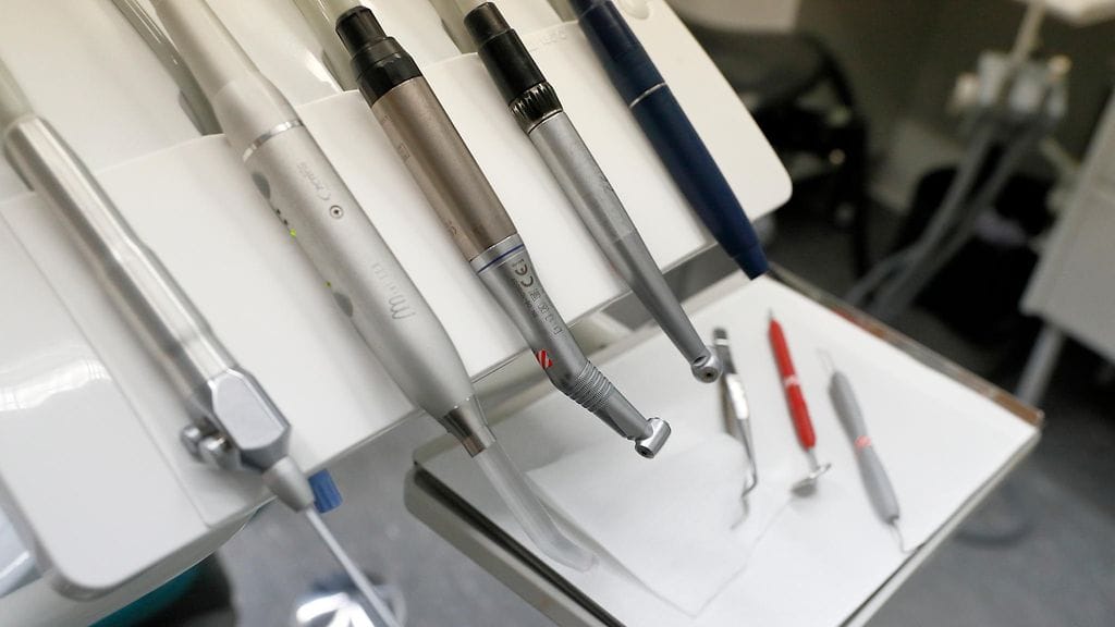 The Telegraphin mukaan hammaslääkäri oli läikyttänyt päälleen väritöntä nestettä, jota käytetään hammasmuottien valmistuksessa.