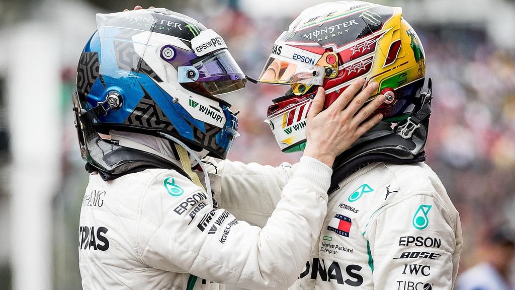Valtteri Bottas (vas.) ja Lewis Hamilton ovat pystyneet Mercedeksellä hämmästyttävän hyvään yhteistyöhön.