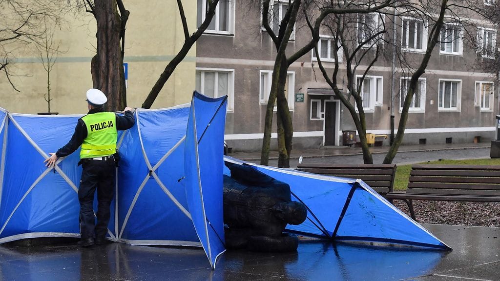Pedofiliasta syytetyn papin patsas kaadettiin aktivistien toimesta Puolassa.