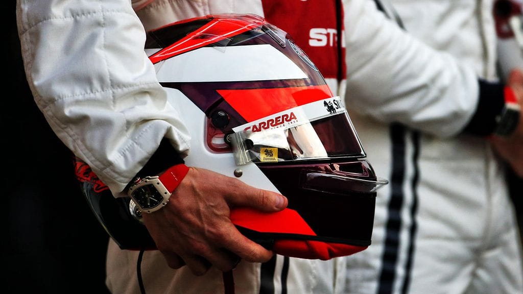 Kimi Räikkösen uusi kypärä Alfa Romeon väreissä.
