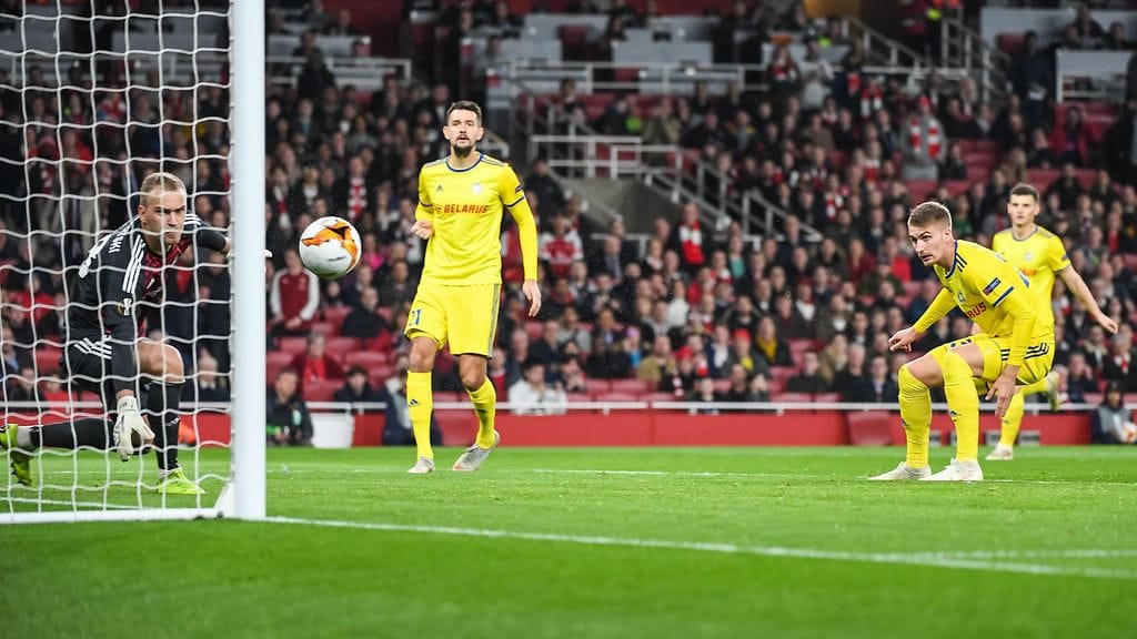 BATE-puolustaja Zakhar Volkov sähläsi pallon omaan maaliin Arsenalin vieraana.