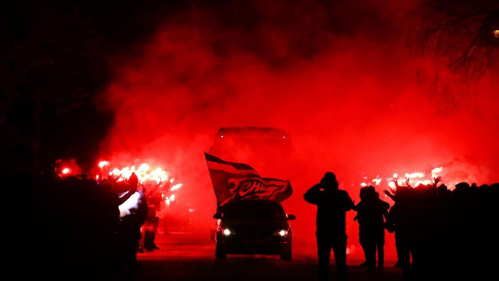 Zenit-fanit osoittivat joukkueelleen tukea soihduin.