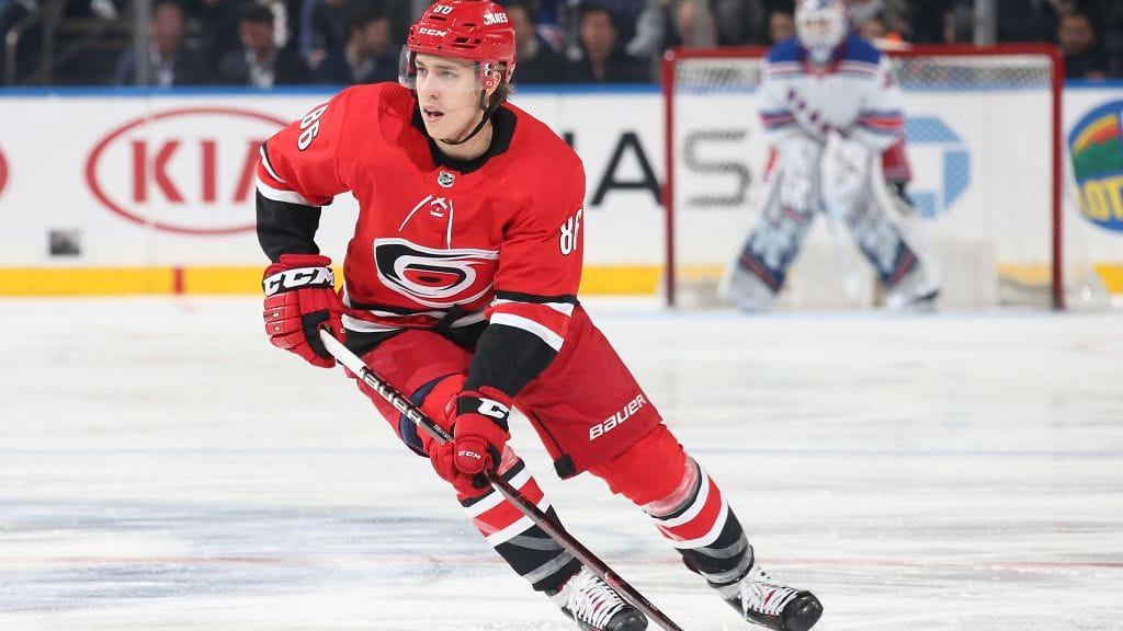 Carolina Hurricanesin Teuvo Teräväinen nousi esiin Florida Panthersia vastaan kolmannessa erässä.