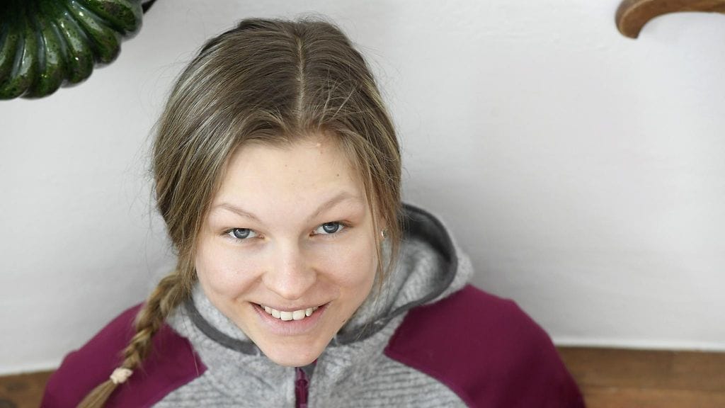 Yhdistelmäkilpailun suksienvaihto tuottaa vaikeuksia Eveliina Piipolle.