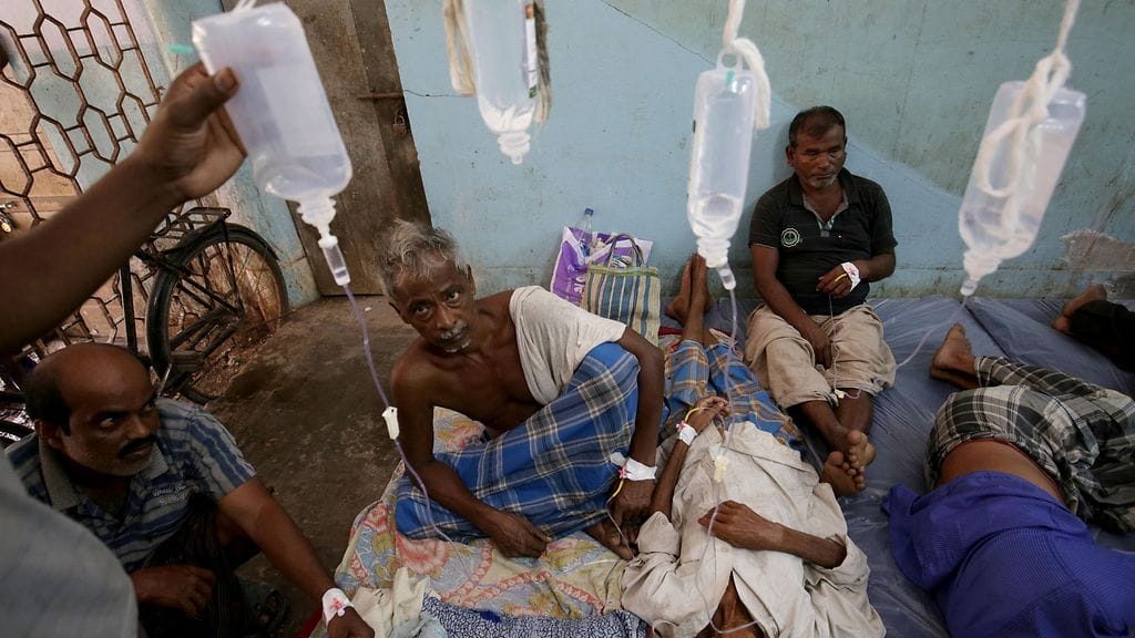 Kotipolttoisesta viinasta aiheutuvat kuolemat ovat Intiassa tyypillisiä. Kuvassa myrkyllistä alkoholia juoneita sairaalassa vuonna 2015.