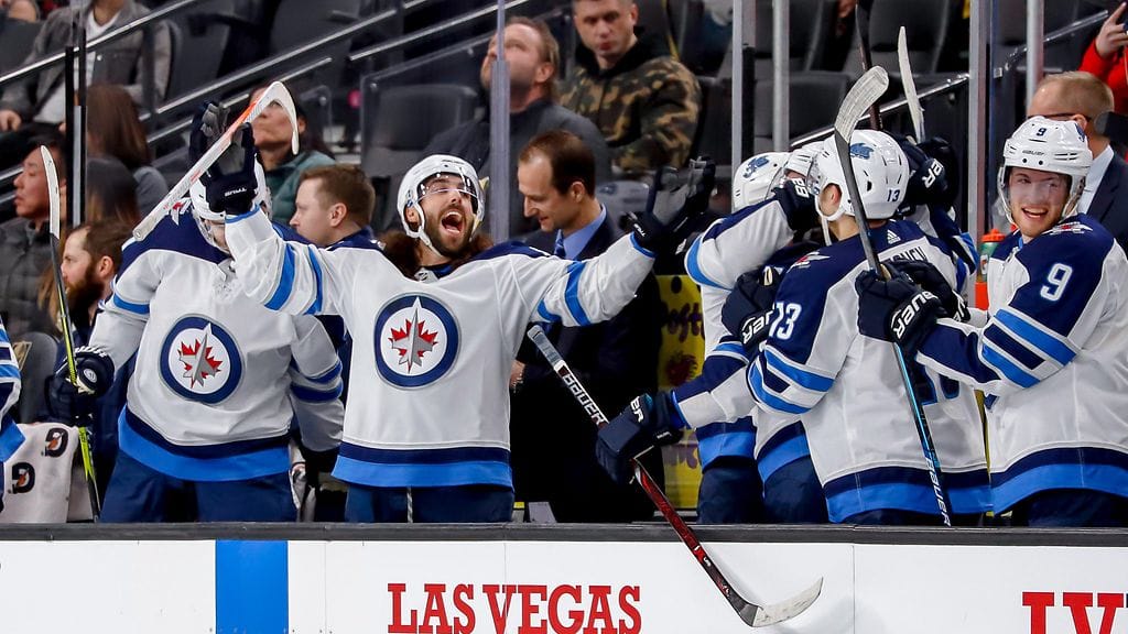 Winnipeg Jetsin vaihtopenkki reagoi näyttävästi Patrik Laineen onnistumiseen.