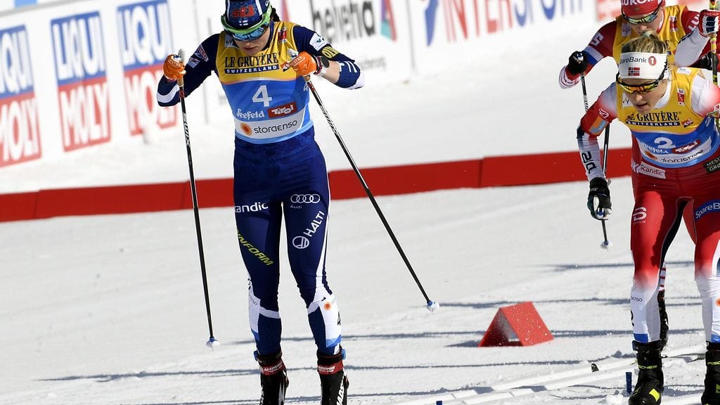 Krista Pärmäkoski (vasemmalla) oli kahdeksas naisten yhdistelmäkisassa Seefeldin MM-kisoissa. Norjan Therese Johaug (oikealla) oli täysin ylivoimainen lauantain kisassa.