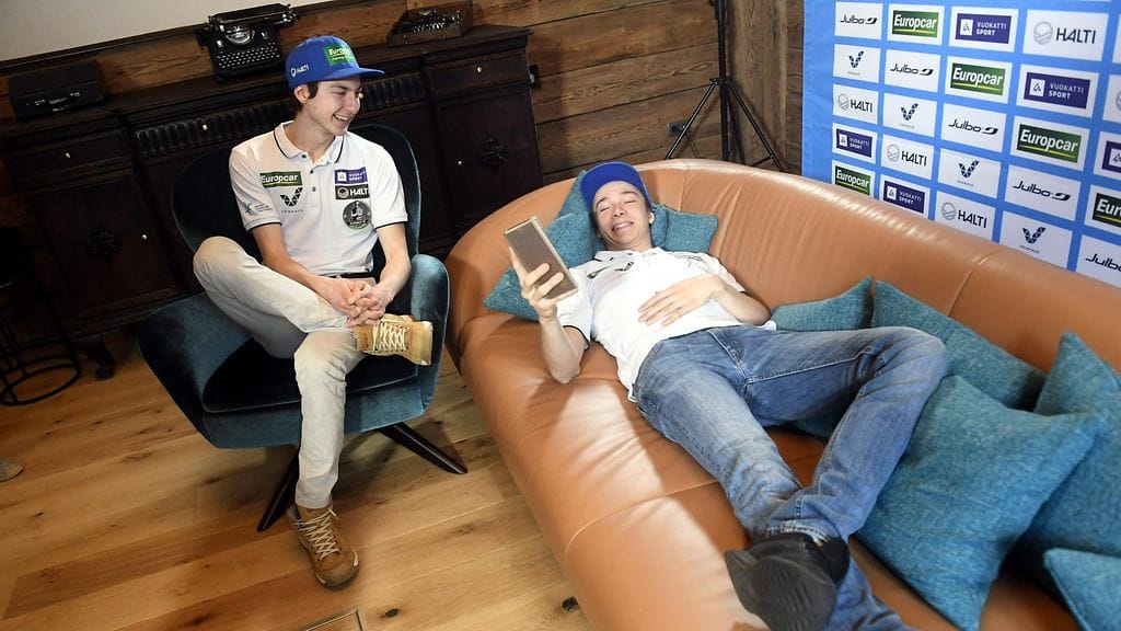 Ilkka Herola (vas.) korjasi välipäivänä Eero Hirvosen sipulin.