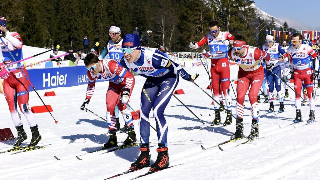 Iivo Niskanen (numero 5) taistelee MM-kullasta miesten yhdistelmäkisassa Seefeldissä.