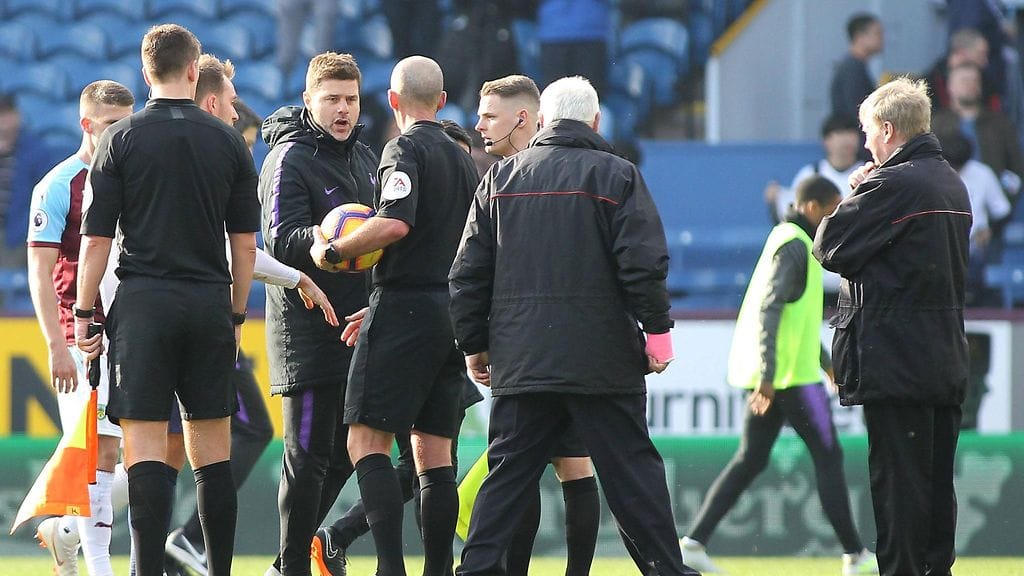 Mauricio Pochettinolla oli asiaa ottelun jälkeen Mike Deanille.