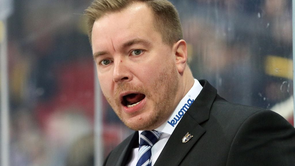 Jukurien päävalmentajan Pekka Kangasalustan mukaan joukkue piti pitkän keskustelun vanhan ajan hengessä.