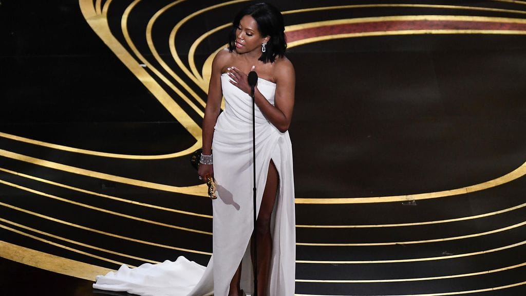 Regina King palkittiin parhaan naissivuosan Oscarilla.