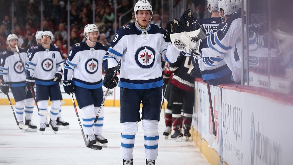 Winnipeg Jetsin Patrik Laine teki ottelun avausmaalin Arizona Coyotesia vastaan.