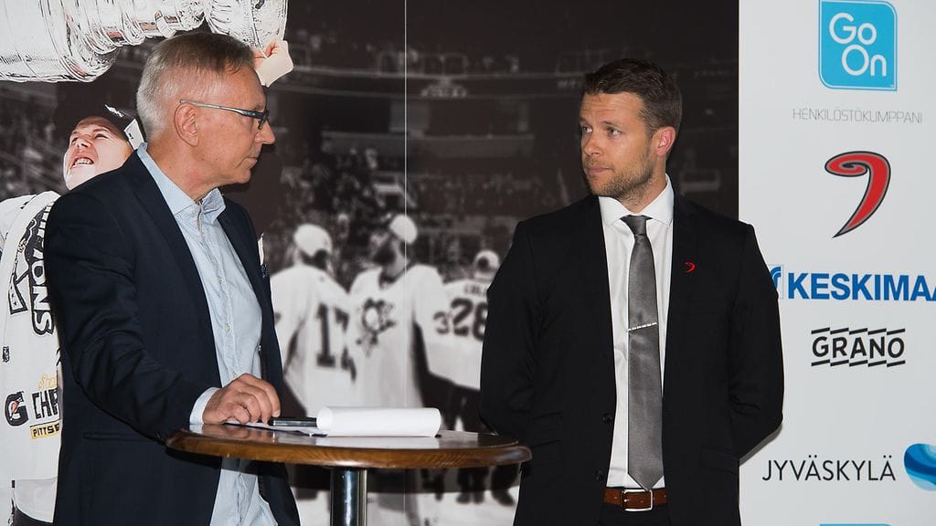 Kari Tyni (vas.) on toiminut JYPin varatoimisena toimitusjohtaja Aku Valleniuksen tilalla.