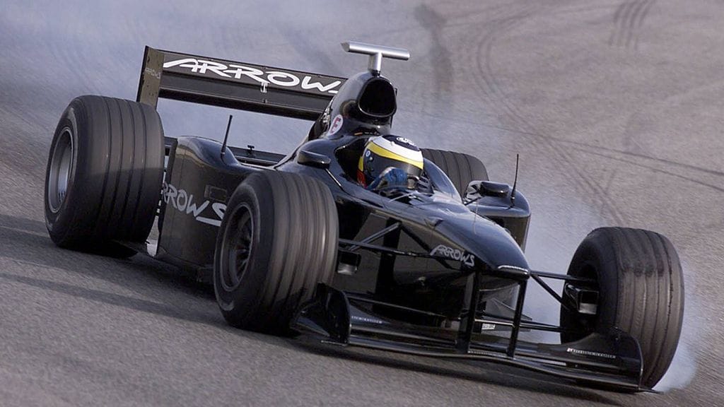 Pedro de la Rosa kävi vetämässä Barcelonan radalla show-vedon, jonka ansiosta Arrows sai sponsorikseen espanjalaisyhtiö Repsolin ja kiinnitti hänet F1-tallin kuskiksi Mika Salon tilalle.