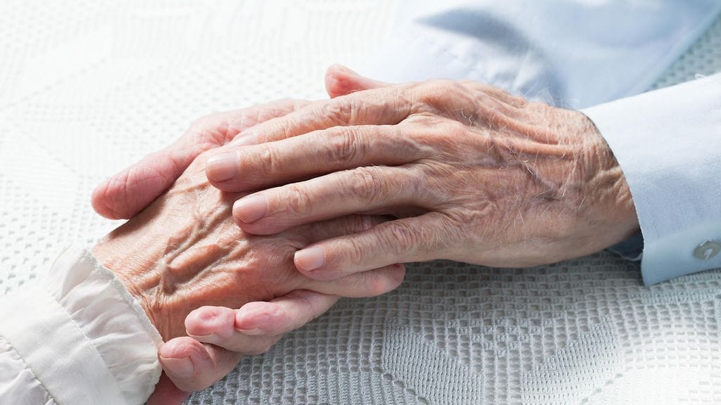 Alzheimerin tautia sairastanut Joan menehtyi 17. helmikuuta Van Rensselaer Manor -hoitokodissa New Yorkissa. Hän oli kuollessaan 87-vuotias. Seuraavana päivänä menehtyi myös 92-vuotias Warren. He olivat olleet naimisissa 70 vuotta.