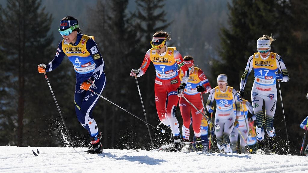 Krista Pärmäkoski (nro 4) veti omaa letkaansa yhdistelmäkisassa. Ruotsin Frida Karlsson (nro 17) tuli lopulta takaa ohi.