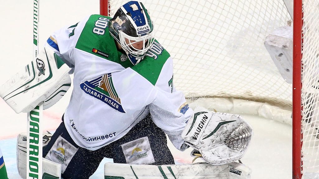 Juha Metsola aloitti KHL:n pudotuspelit kovassa kiekkosateessa.