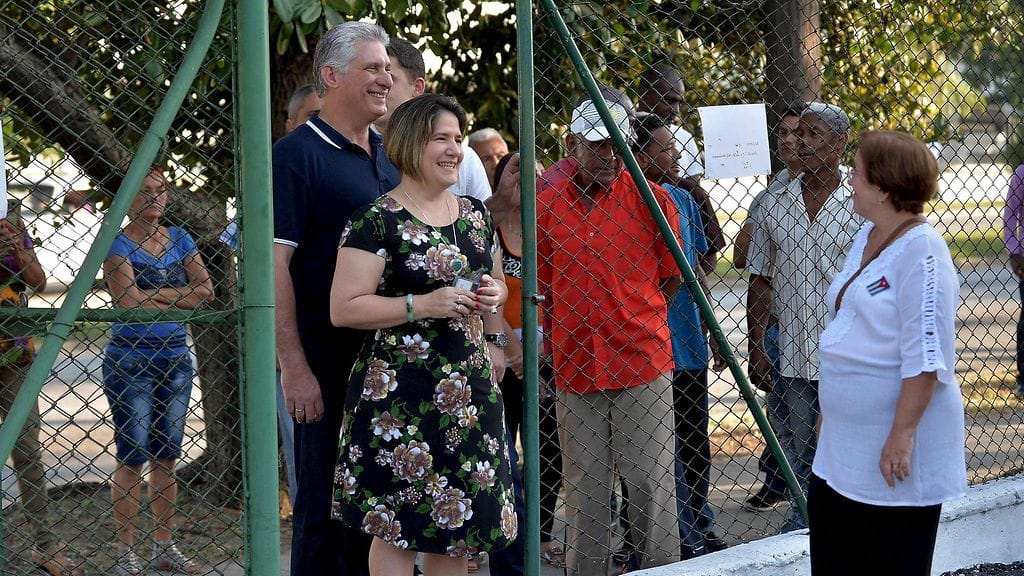 Presidentti Miguel Diaz-Canel vaimoineen jonotti äänestämään uudesta perustuslaista Havanassa, Kuubassa 24. helmikuuta 2019.