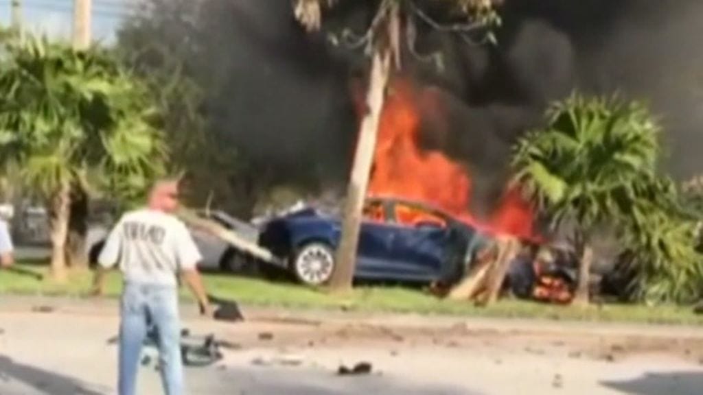 Floridassa kolaroitu Tesla syttyi tuleen uudelleen, kun se oli kerätty talteen onnettomuuspaikalta. Auto oli jo sammutettu, kun se roihahti uudelleen hinauspihalla.
Kuva CNN