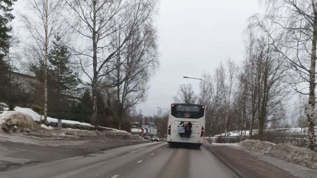 Poliisi pyytää sivullisia soittamaan hätäkeskukseen, jos he huomaavat samankaltaista toimintaa liikenteessä.