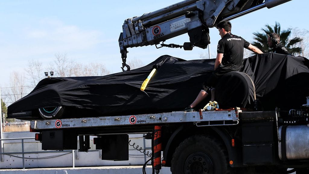 Valtteri Bottaksen Mercedes tuotiin rekan lavalla takaisin varikolle.