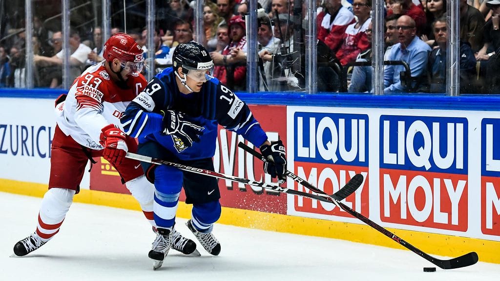 Veli-Matti Savinainen (sinisessä paidassa) siirtyy Iltalehden mukaan Jokereihin.