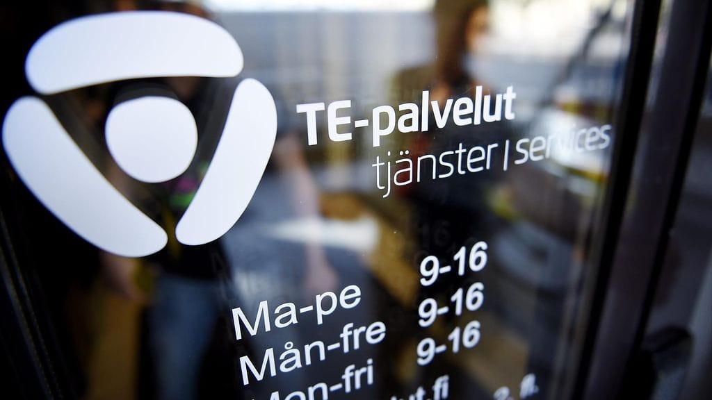 Muutoksen myötä työ- ja elinkeinotoimistojen koko henkilöstö siirtyy kuntien palvelukseen.