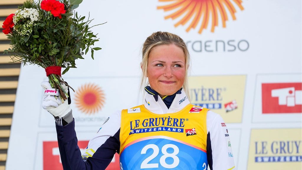 Ruotsin Frida Karlsson juhli MM-hopeaa naisten 10 kilometrin perinteisen hiihtotavan kilpailussa Seefeldissä.