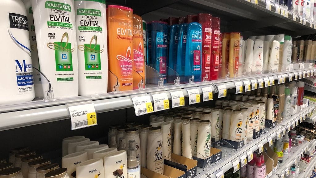 Oletko huomannut hiustenhoitotuotteita valitessasi, että hoitoainepullo on usein shampoopulloa pienempi?