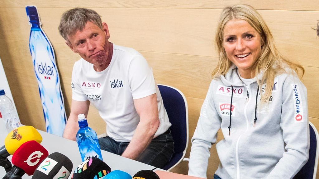 Therese Johaug vierellään neuvonantajansa Pål Gunnar Mikkelsplass.