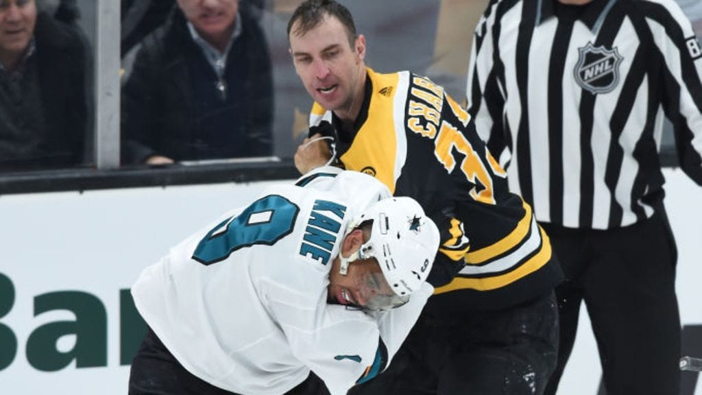 San Jose Sharksin Evander Kane haastoi Boston Bruinsin Zdeno Charan tappeluun.