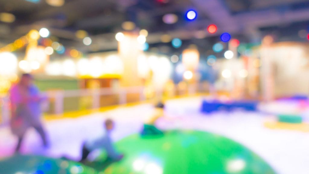 Kiipeilyradalla Jill Mayhall päätti testata lasten "verkostoa", jota voi kiipeillä ylös ja alas.