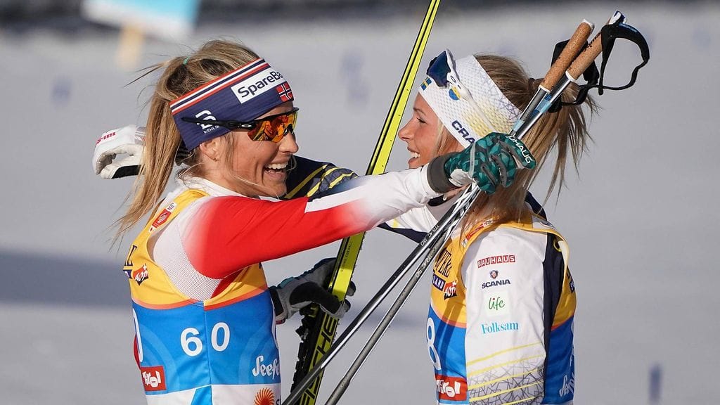 Therese Johaug ja Frida Karlsson halasivat tiistaina 10 kilometrin perinteisen kilpailun jälkeen.