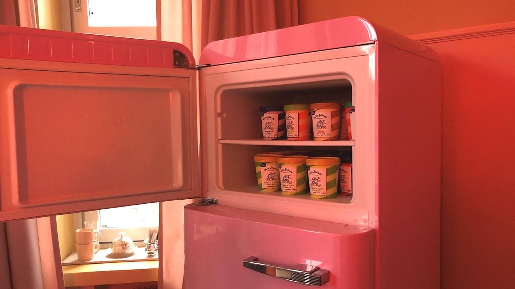 Tiettävästi maailman ensimmäisestä jäätelöhotellihuoneesta löytyy pakastin täynnä herkkuja.