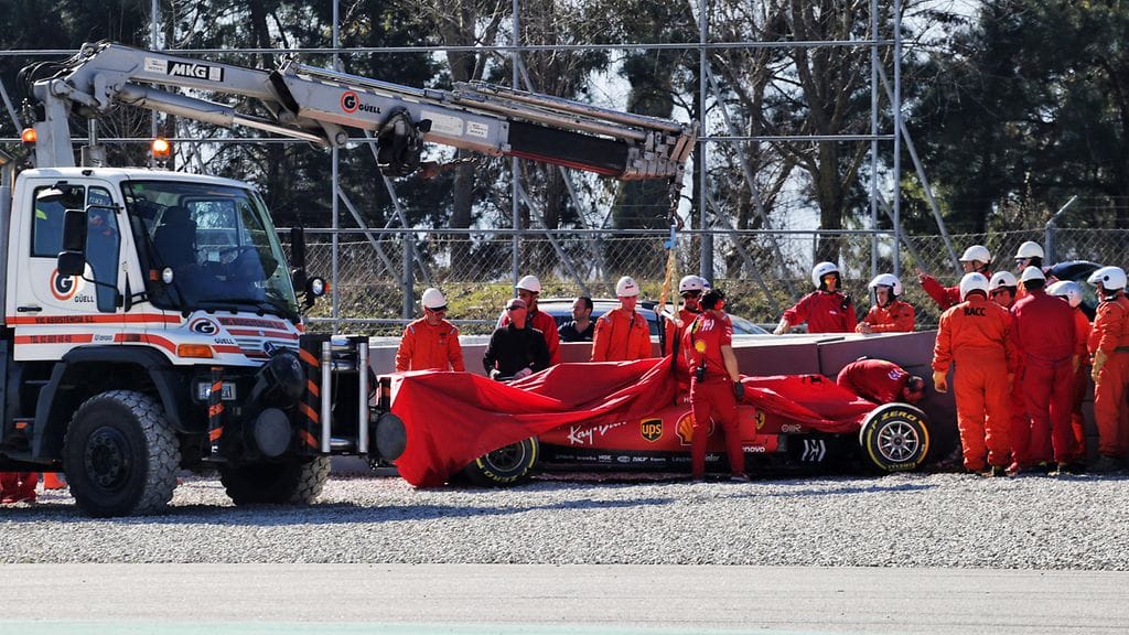 Sebastian Vettelin Ferraria koottiin talteen Barcelonan soralta.