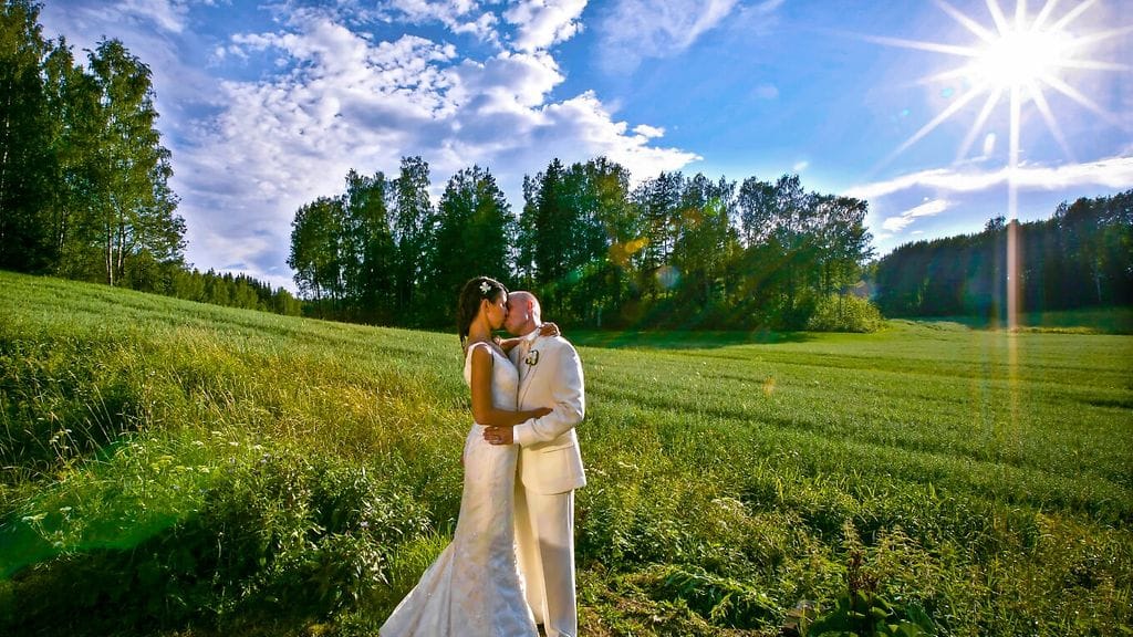 ÄLÄKÄYTÄMUIHINJUTTUIHIN_hääpariinityllä_juhalaitalainen