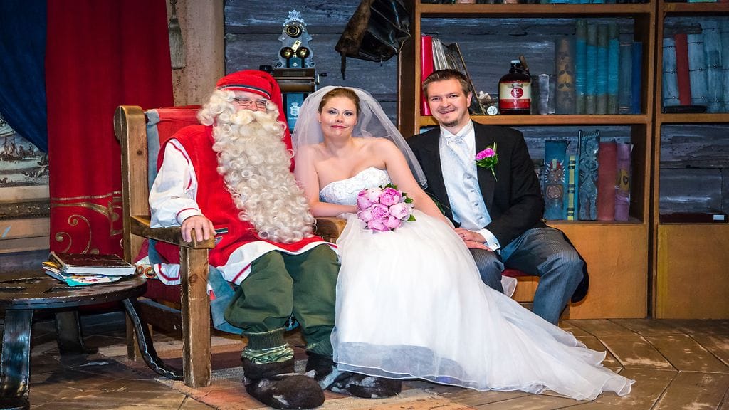 ÄLÄKÄYTÄMUIHINJUTTUIHIN_hääparijoulupukinpaja_juhalaitalainen