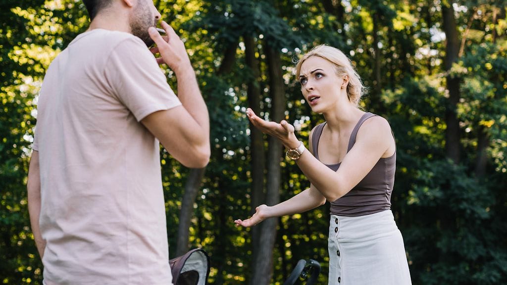 Usein riita eskaloituu sen vuoksi, miten asiasta puhutaan. Aihe on siis vain osa kommunikointia. Kuvituskuva.