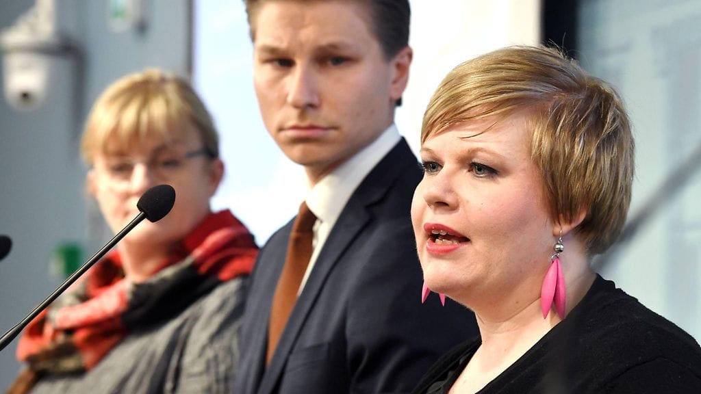 Perhe- ja peruspalveluministeri Annika Saarikko (edessä), oikeusministeri Antti Häkkänen ja sosiaali- ja terveysministeri Pirkko Mattila esittelivät ratkaisuehdotuksia tänään.
