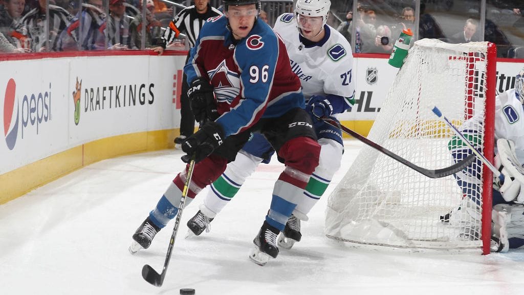 Colorado Avalanchen Mikko Rantanen ei päästänyt Vancouver Canucksin Ben Huttonia kiekkoon.