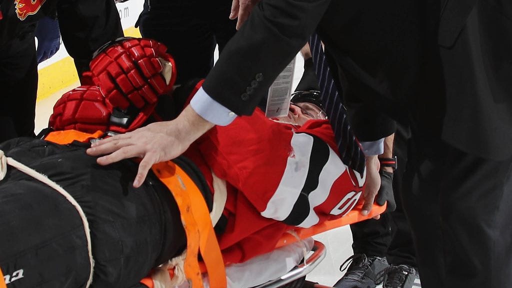 New Jersey Devilsin Mirco Müller loukkaantui vakavasti Calgary Flamesia vastaan.