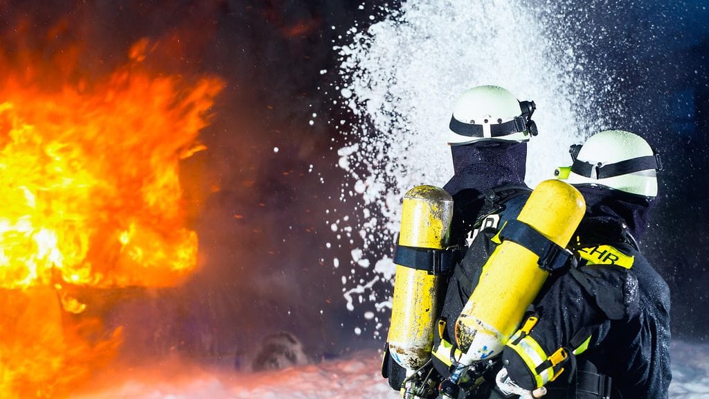 Amerikkalaiskaupungin palolaitos kertoi kuvien keinoin, miten väärin pysäköidylle autolle voi hätätilanteessa sattua.