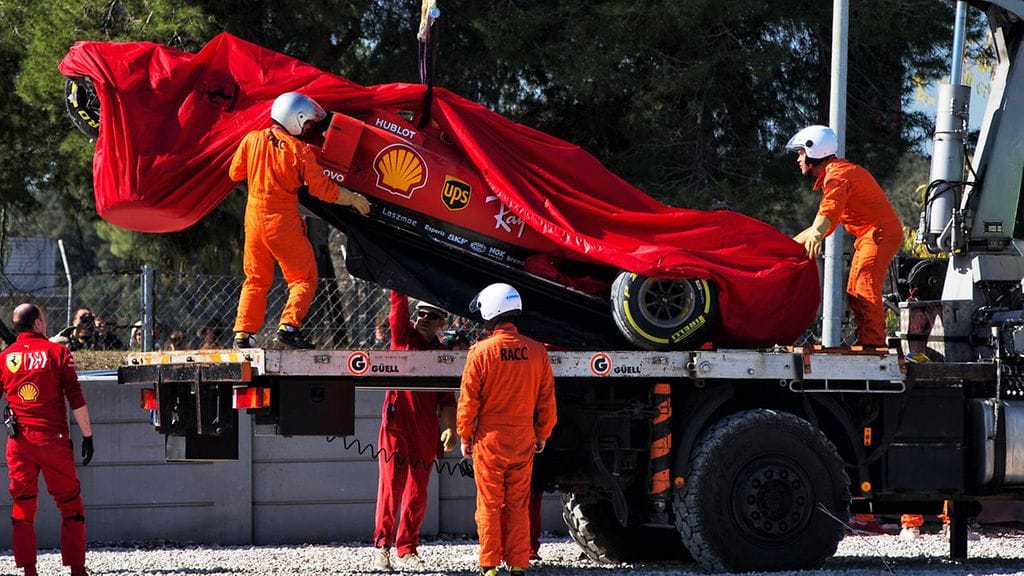 Sebastian Vettelin autoa nostettiin kuorma-auton lavalle Barcelonan radan soralta.