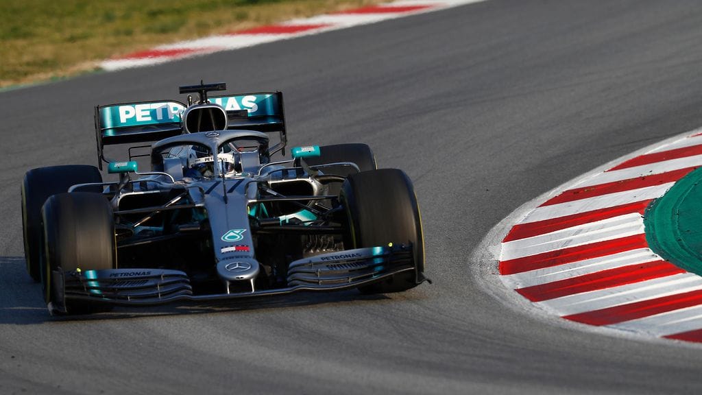 Valtteri Bottas hyökkäsi Mercedeksellä radalle F1-talvitestien iltapäiväsessiossa torstaina.