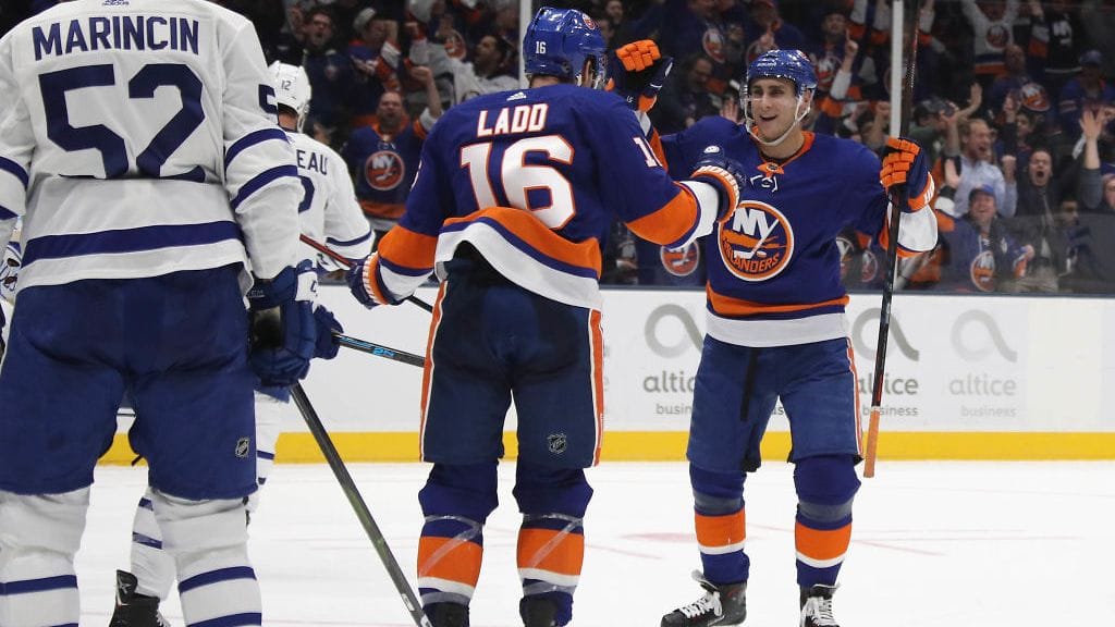 New York Islandersin Valtteri Filppula sai onnittelut Andrew Laddilta.