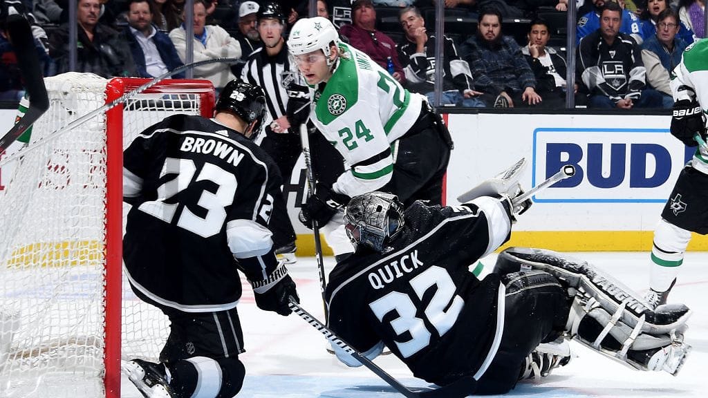 Los Angeles Kingsin Jonathan Quick ja Justin Brown katselivat aitiopaikalta, kun Roope Hintz iski Dallas Starsille voiton jatkoajalla.