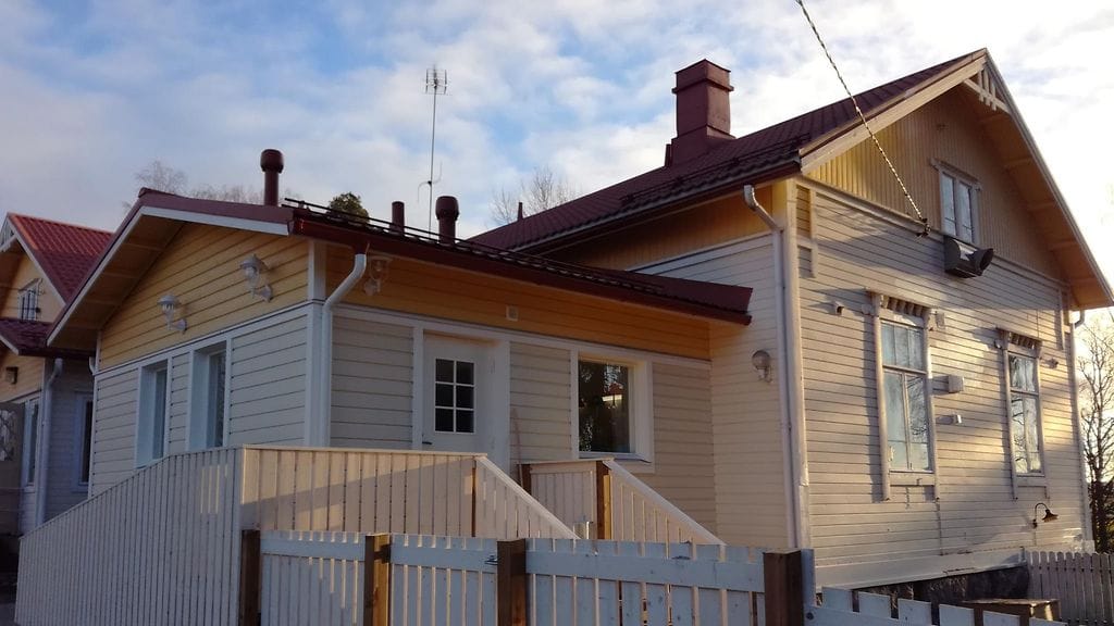 Päiväkotiin rakennettiin aiemman pienen kuistin tilalle uudisosa.