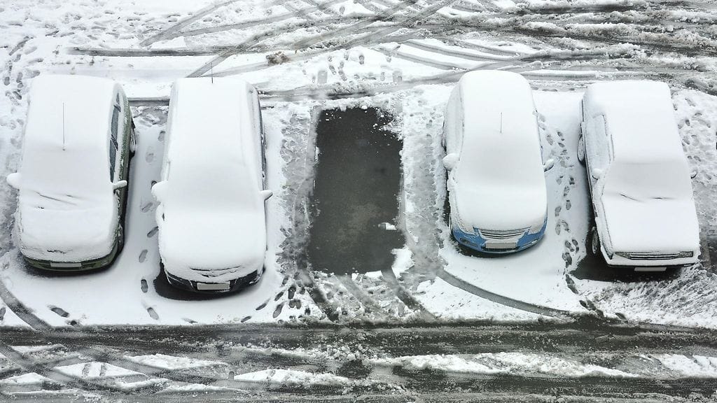 Automerkin ja henkilön työnhakuaktiivisuuden väliltä löytyi Oikotien kyselyssä yhteys. Kuvituskuva.
